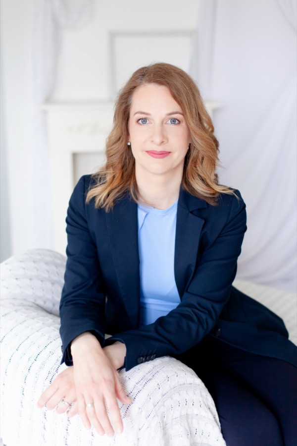 Dr. Vida Orsolya portréja sötétkék blézerben